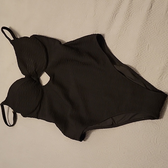 The Twist Removable Push-Up One-Piece Swimsuit - Picture 3 of 4